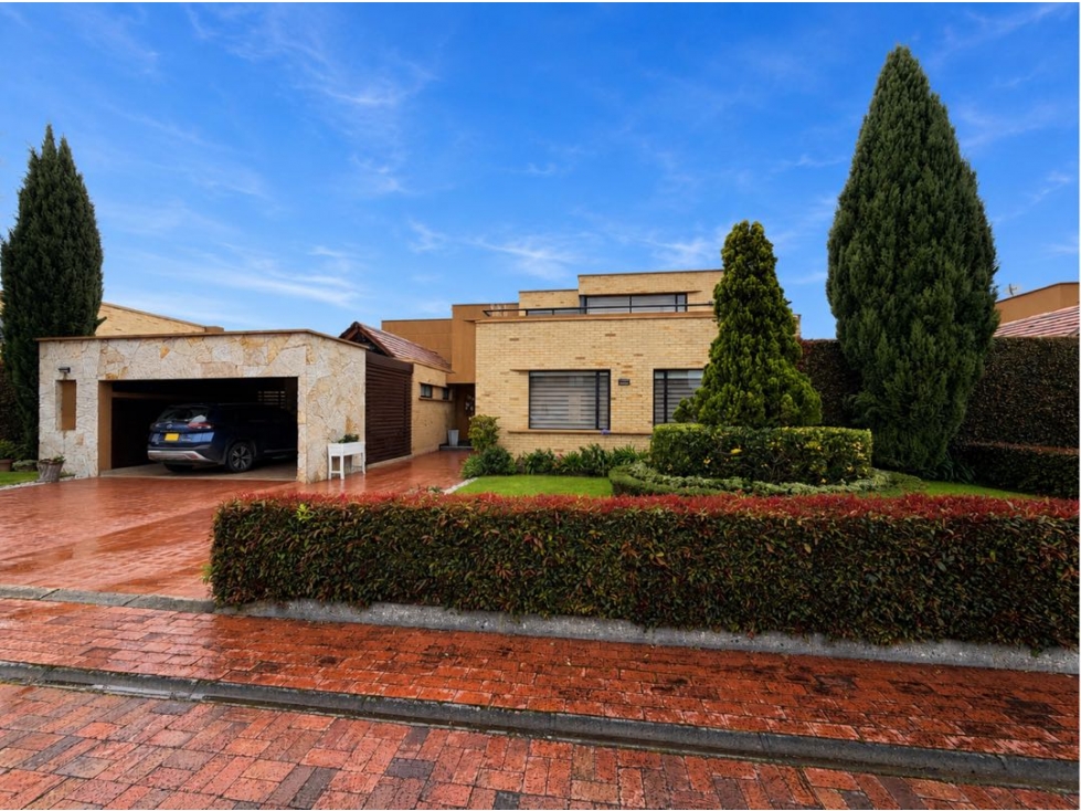 Vendo casa de un piso más altillo conjunto exclusivo club house.