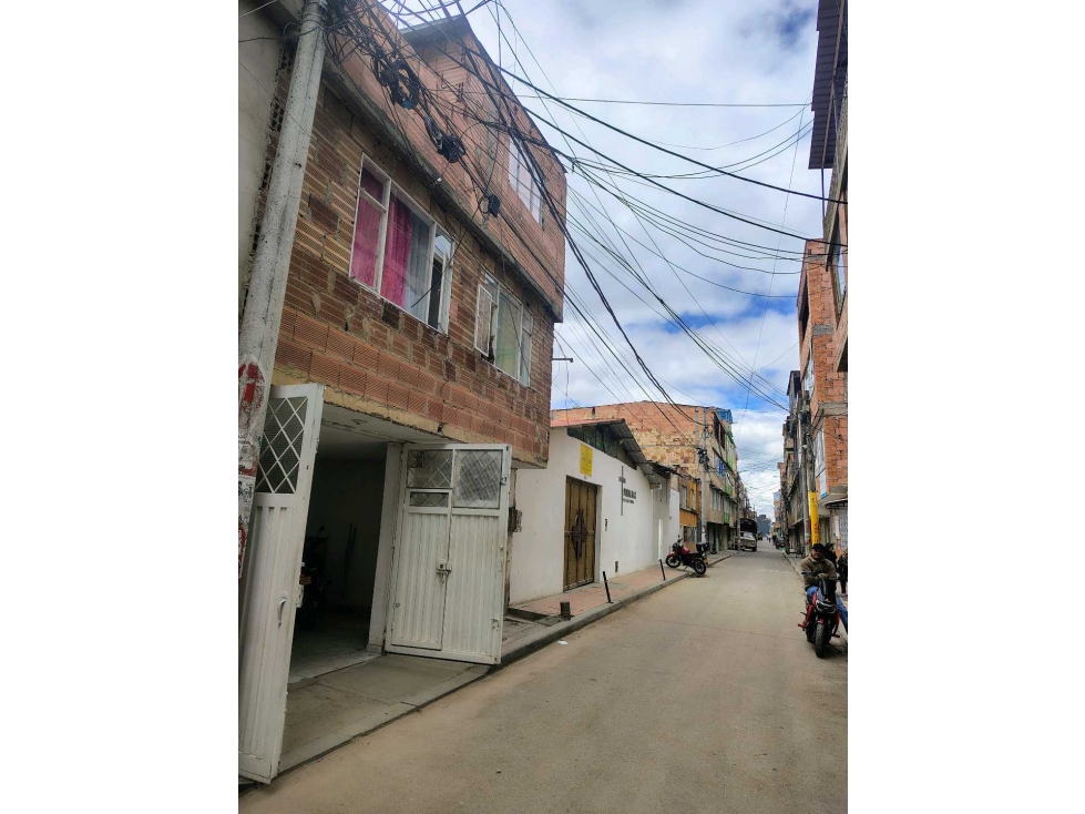 Vendo casa económica ubicada junto a la Iglesia en Porvenir Bogota