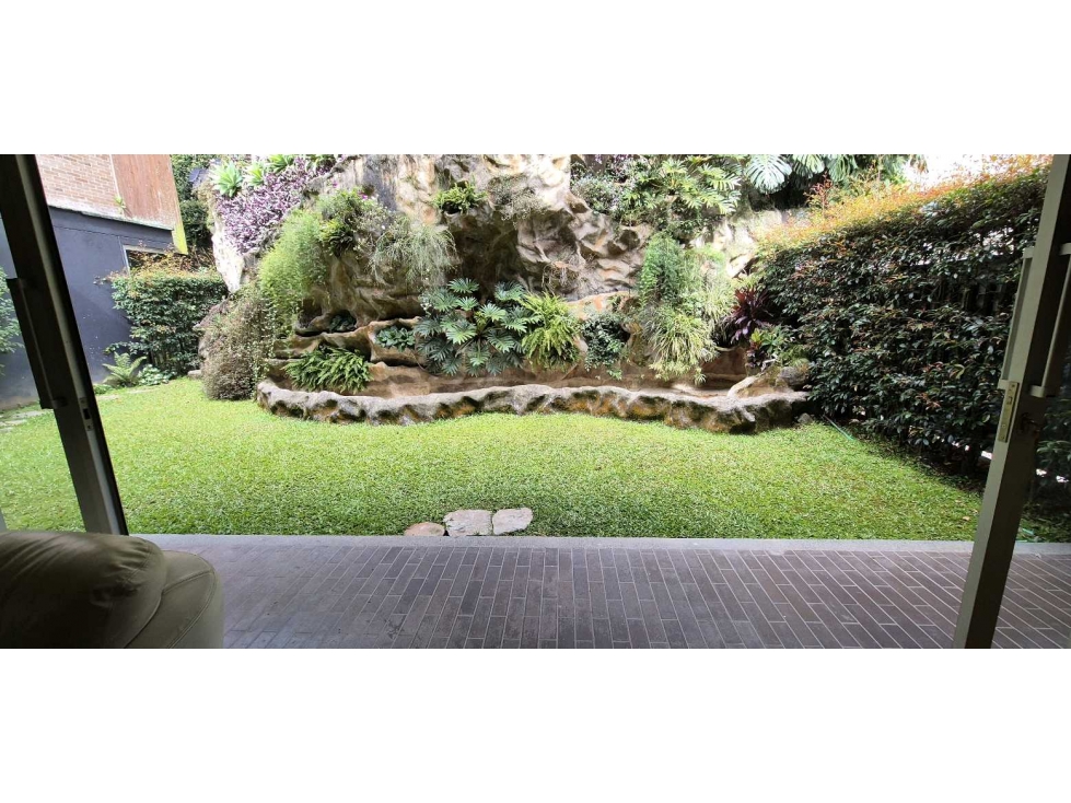 VENDO CASA EL POBLADO 4 ALCOBAS BAÑO Y VESTIER 4 PARQUEADEROS JARDIN