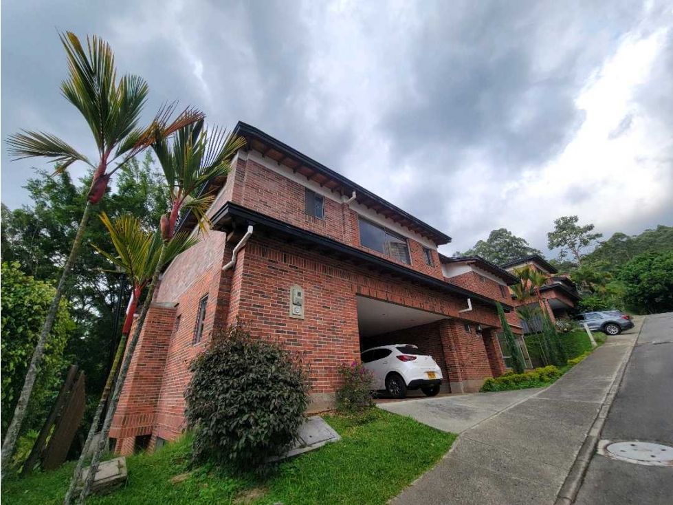 VENDO CASA EN ALTOS DEL POBLADO