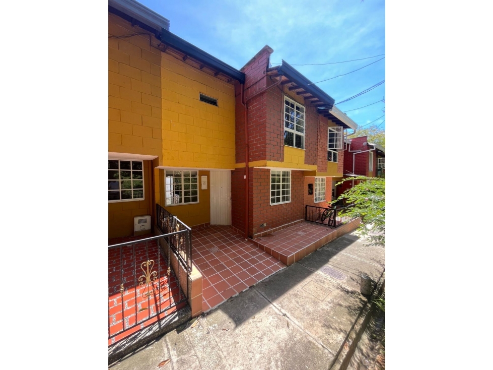 VENDO CASA EN BELLO - UNIDAD CERRADA