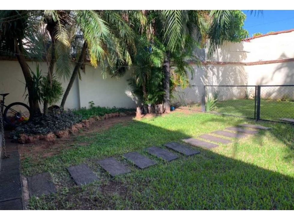Alquilo para oficina Casa en Carmelitas./ 9 millones gs. - 2