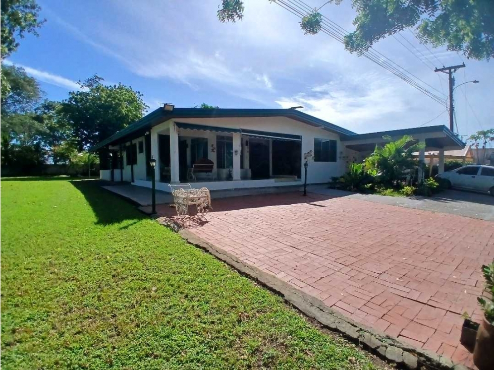 VENDO CASA EN CHITRE, SOBRE CARRETERA PRINCIPAL VIA LAS TABLAS. - 2