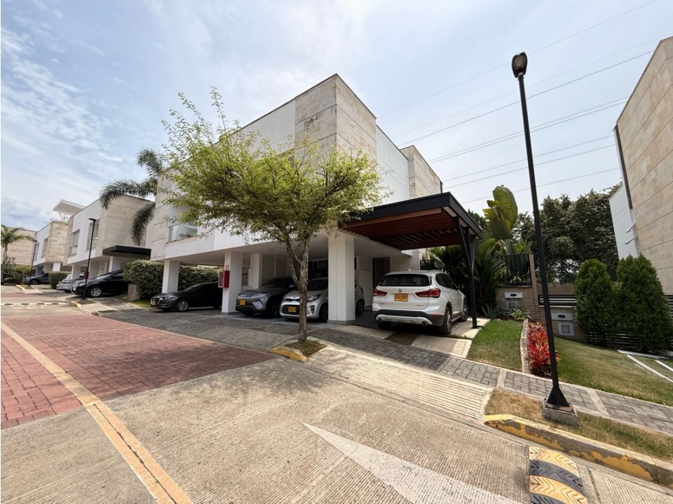 EN ALQUILER CASA EN CONDOMINIO ESSENZA PANCE CALI SUR 2PISOS 221M2