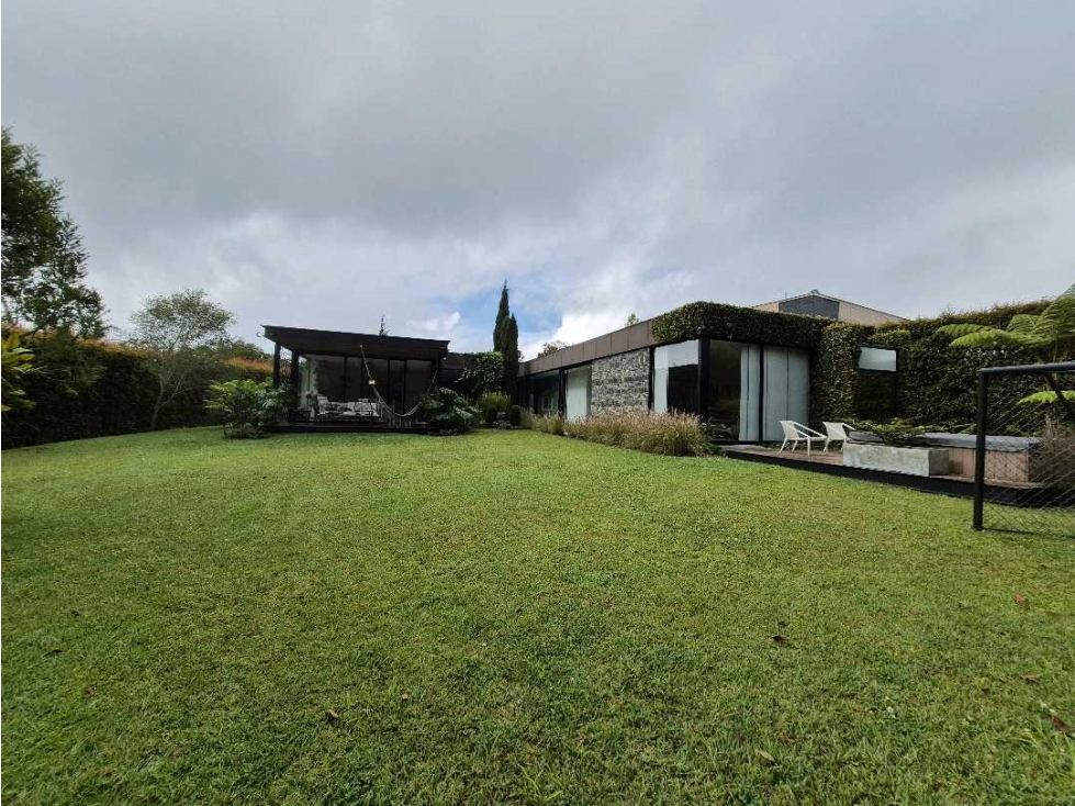 Vendo casa en el alto de las palmas.