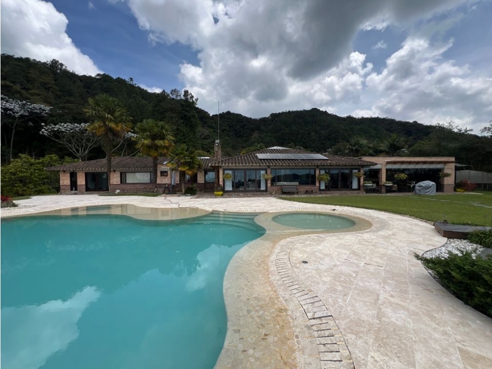 VENDO CASA EN EL ALTO DEL ESCOBERO-ENVIGADO EN PARCELACIÓN CON PISCINA