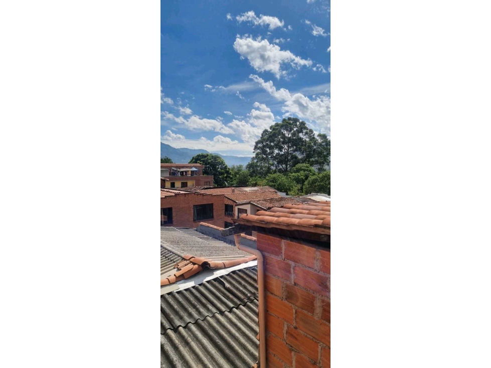 VENDO CASA EN EL BARRIO BOYACÁ-MEDELLÍN-CERCA CARLOS HOLGUÍN