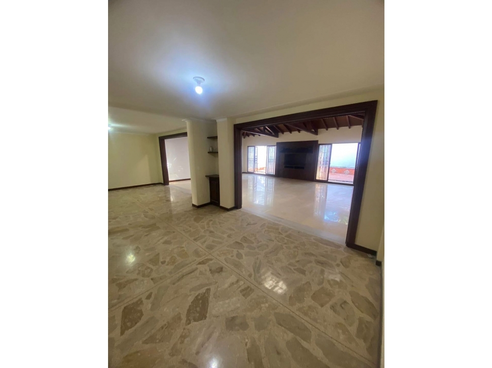 VENDO CASA EN ENVIGADO. LOMA EL ESCOBERO AL LADO DEL CC CITY PLAZA