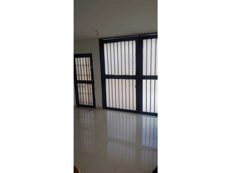 Vendo casa en jamundi barrio alférez real de 2 pisos independientes — foto 3