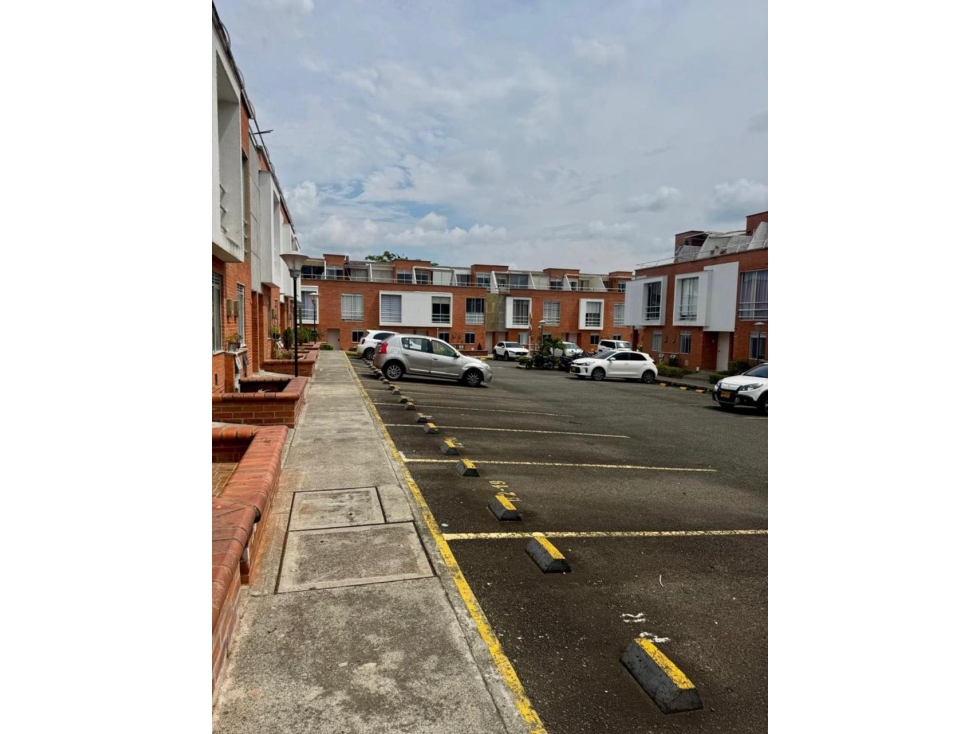 VENDO CASA EN LA AVENIDA SUR PEREIRA