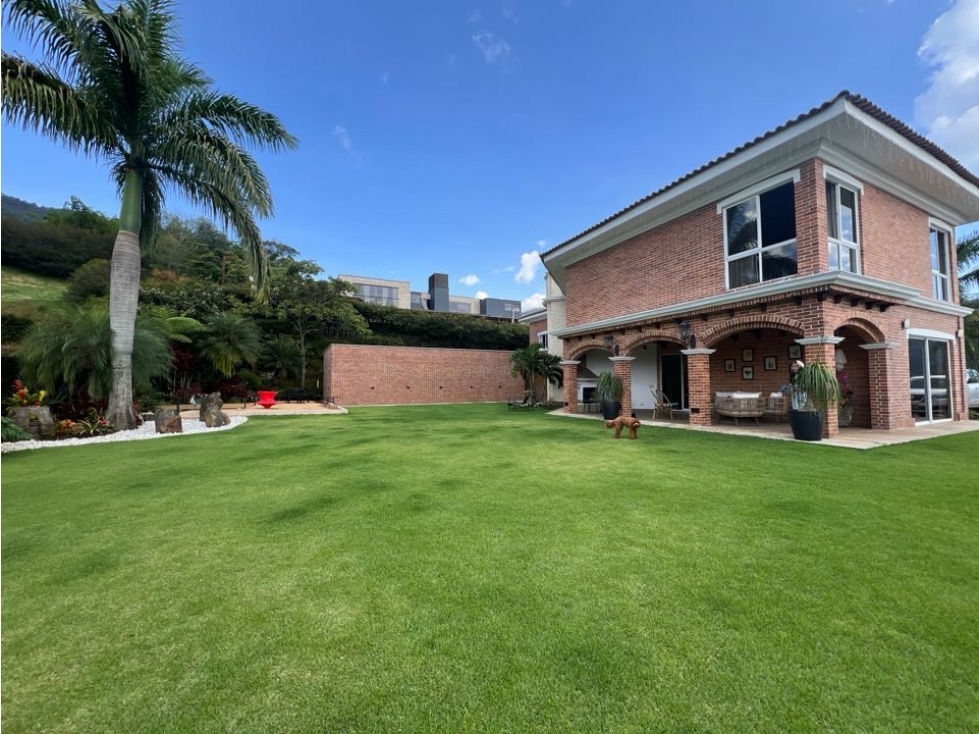 VENDO CASA EN LA LOMA DEL ESCOBERO PARCIALMENTE REMODELADA
