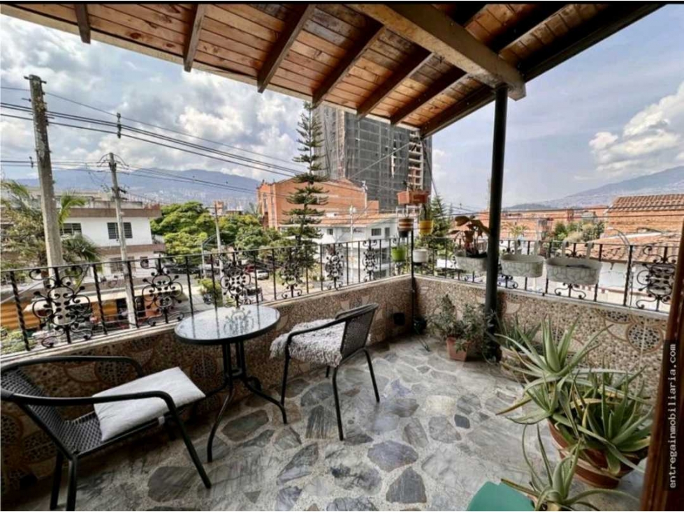 Vendo casa en laureles cerca al éxito de la 80