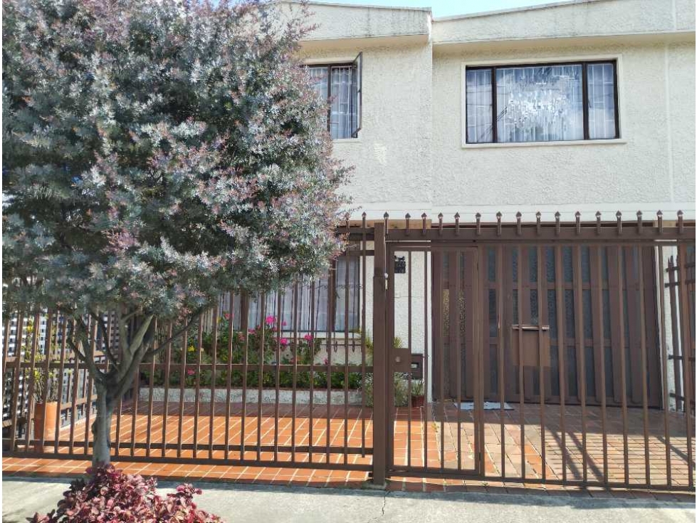 VENDO CASA en el Batan-Bogotá, 5 habitaciones,terraza-$1.350Mlls-YG
