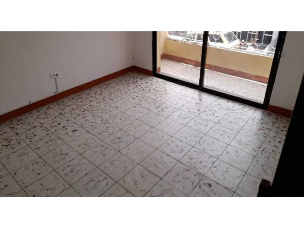 VENDO CASA EN MANRIQUE CENTRAL