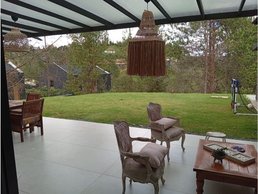 VENDO CASA EN PARCELACIÓN. INGRESO POR ALTO DE ESCOBERO Y PALMAS