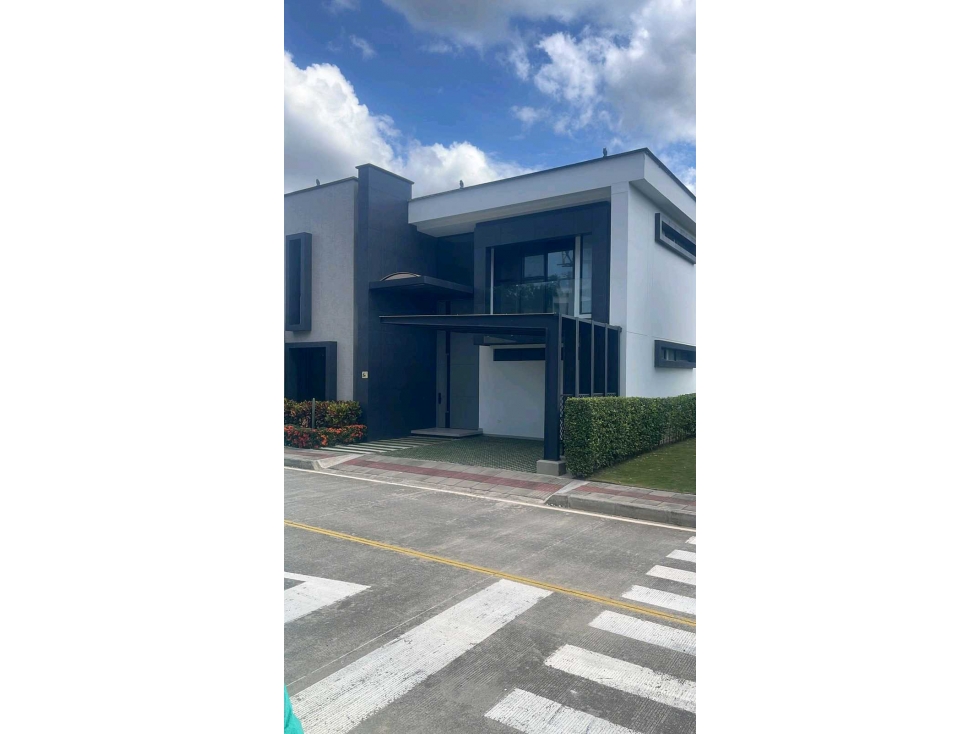 VENDO CASA EN PARK HOUSE/RUITOQUE BAJO