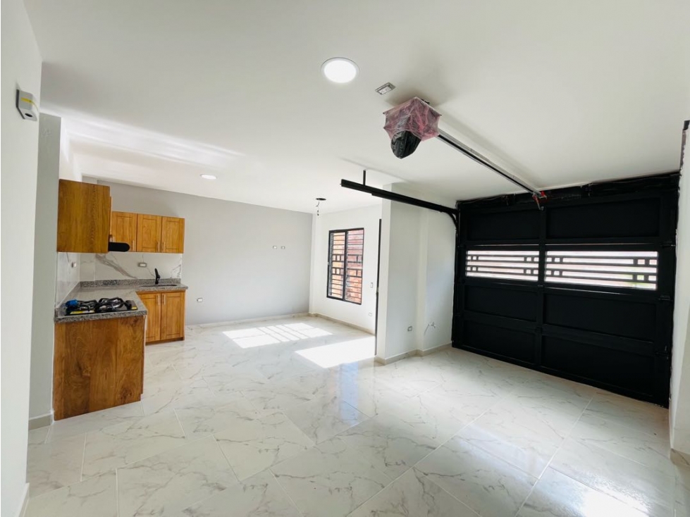 Vendo casa en primer piso con garaje