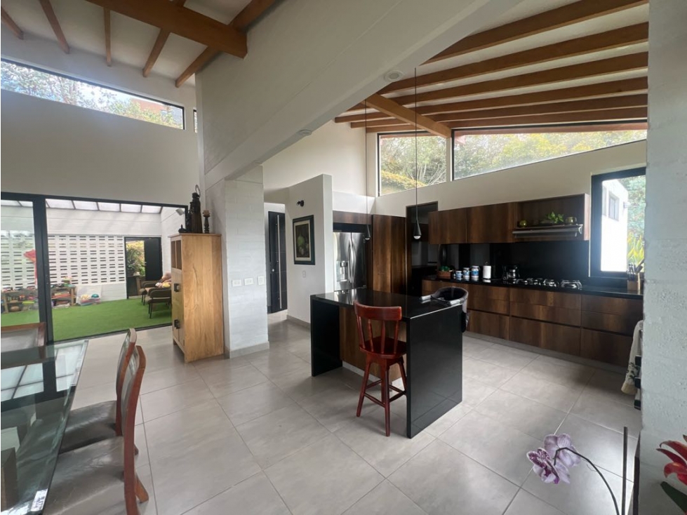 VENDO CASA EN SAJONIA RIONEGRO MUY CERCA DEL AEROPUERTO EN PARCELACIÓN