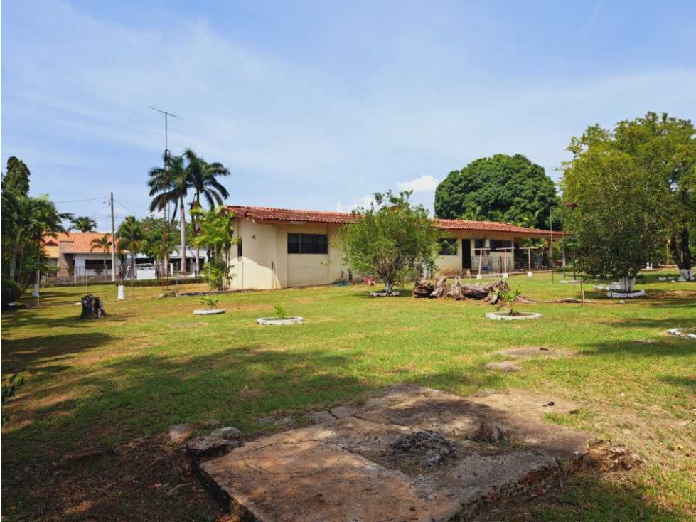 VENDO CASA EN TERRENO COMERCIAL DE 2383M2 SANTIAGO - 2