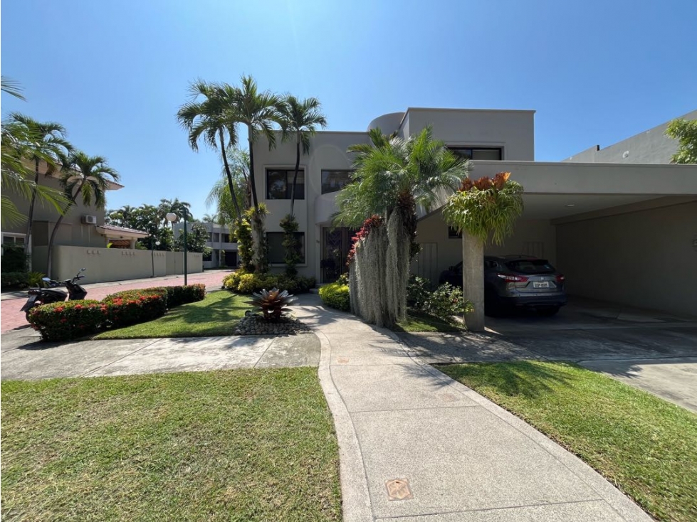 Vendo casa en urbanización Vista al Rio Samborondón