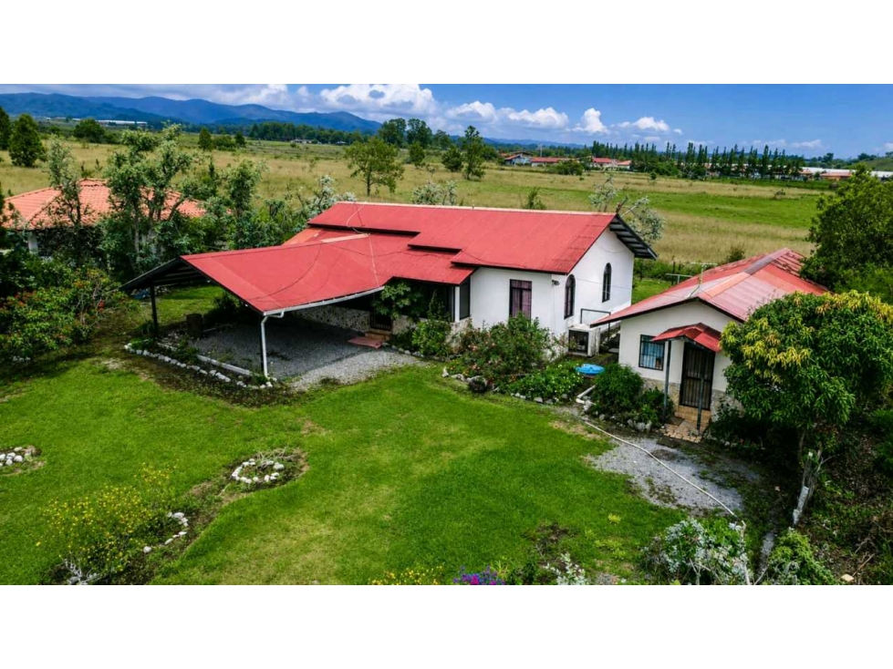 VENDO CASA + 2 CABAÑAS + 2 DEPOSITOS EN VOLCAN, TITULADA, 1500 MTS - 1