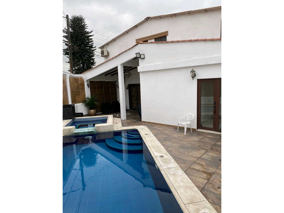 Vendo casa esquinera con piscina y jacuzzi en Alborada 10ma Etapa — foto 2