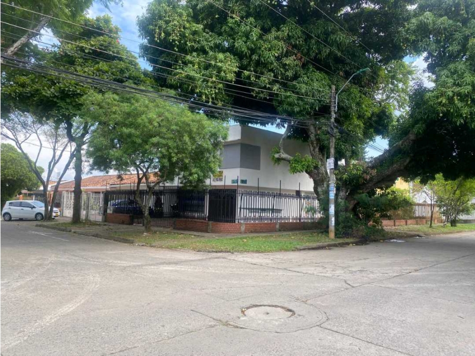 Vendo casa esquinera en cali barrio el lido area lote 384 renta 10 M