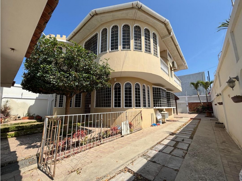 Vendo Casa Esquinera y Espaciosa Salinas