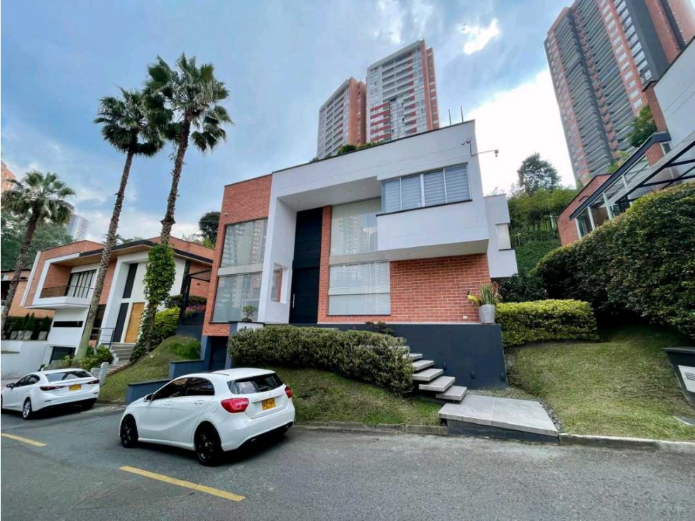 VENDO CASA HERMOSA CON TERRAZA Y JARDIN EN UNIDAD CERRADA - SABANETA