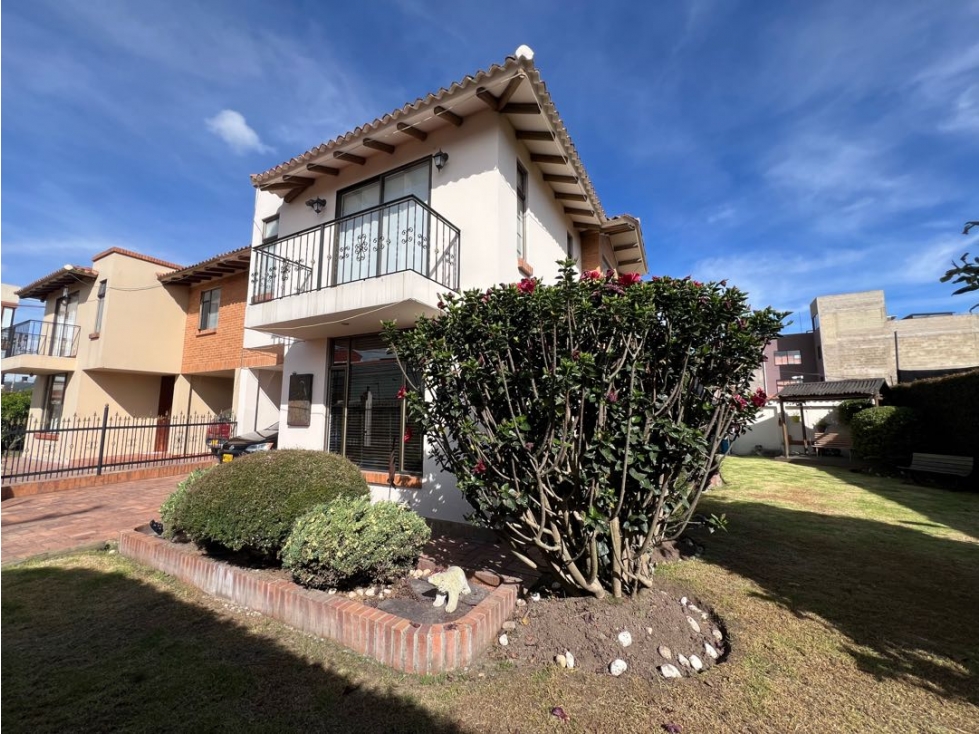 Vendo casa independiente con zona verde privada