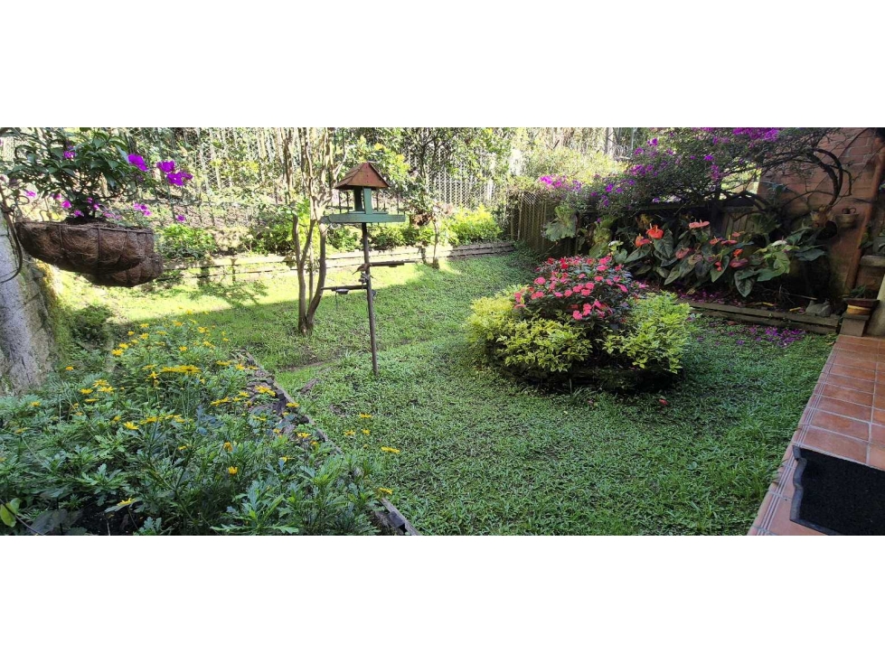 VENDO CASA LAS BRUJAS ENVIGADO 3 ALCOBAS SERVICIO TERRAZA JARDIN PATIO