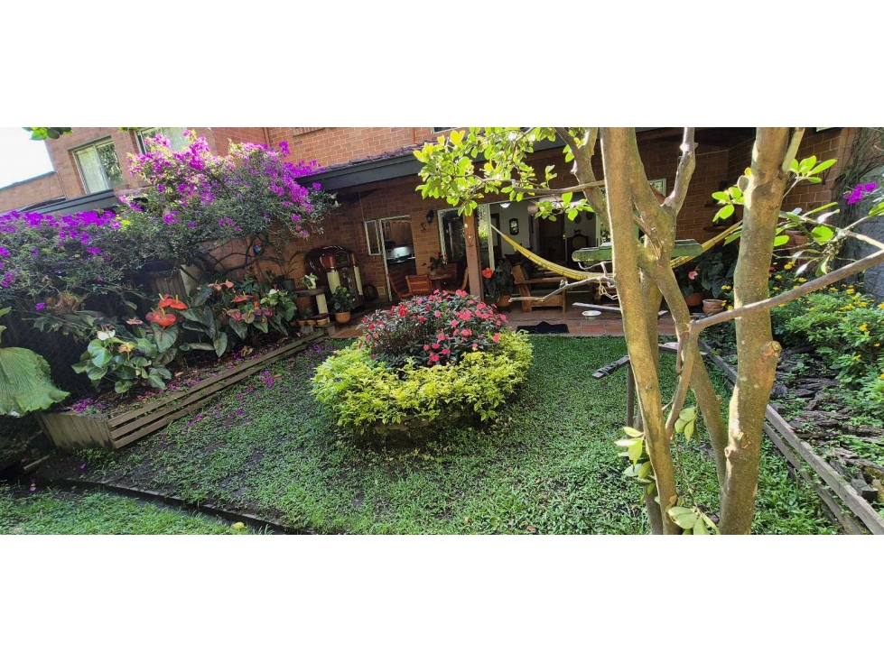 VENDO CASA LAS BRUJAS ENVIGADO 3 ALCOBAS SERVICIO TERRAZA JARDIN PATIO — foto 2