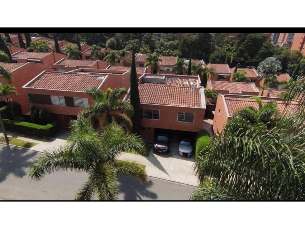 VENDO CASA LOMA DE LOS BENEDICTINOS ENVIGADO
