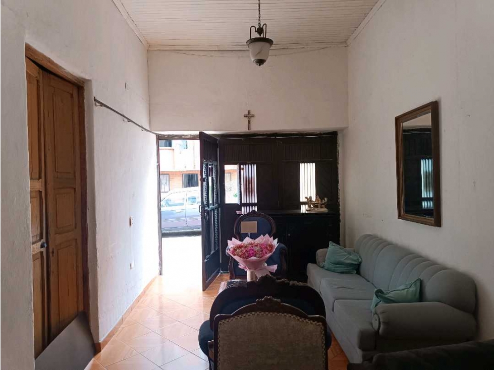 VENDO CASA LOTE PRIMER PISO EN BARRIO CRISTOBAL