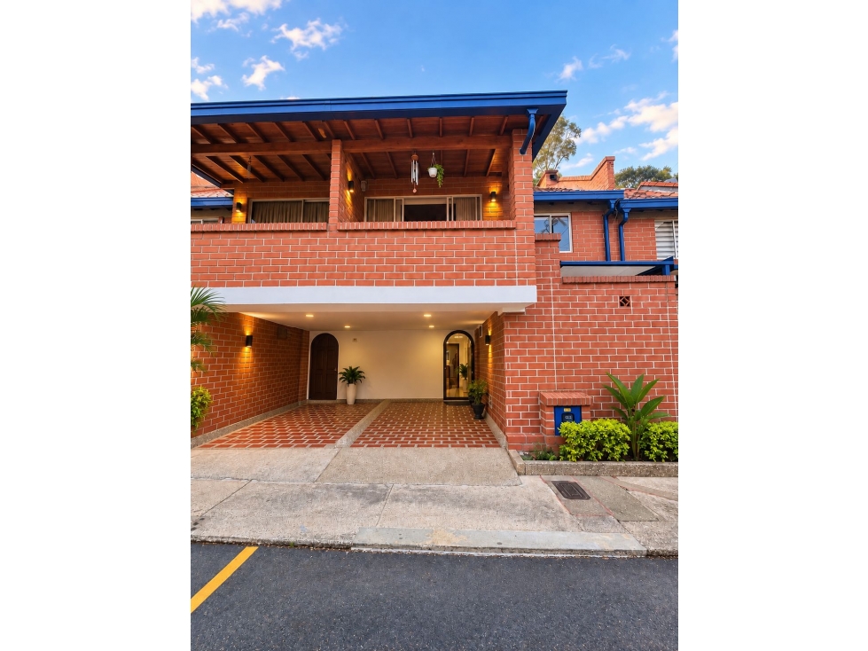 VENDO CASA REMODELADA EN LA UNIDAD KALAMARI EN LA 80 - 1