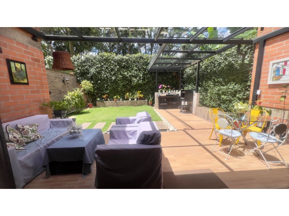 VENDO CASA PARCIALMENTE REMODELADA EN EL POBLADO