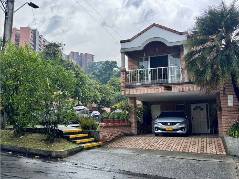 VENDO casa esquinera sector Guadalcanal REMODELADA