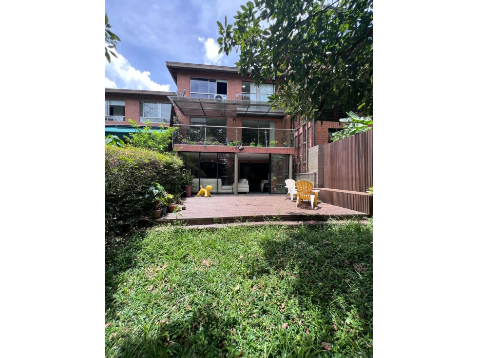 VENDO CASA SECTOR MONTESORI / ENVIGADO