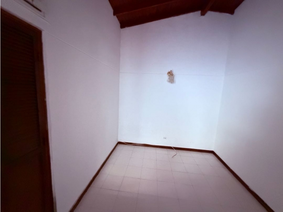 Vendo casa segundo piso en unidad residencial en calasanz, parqueadero — foto 4