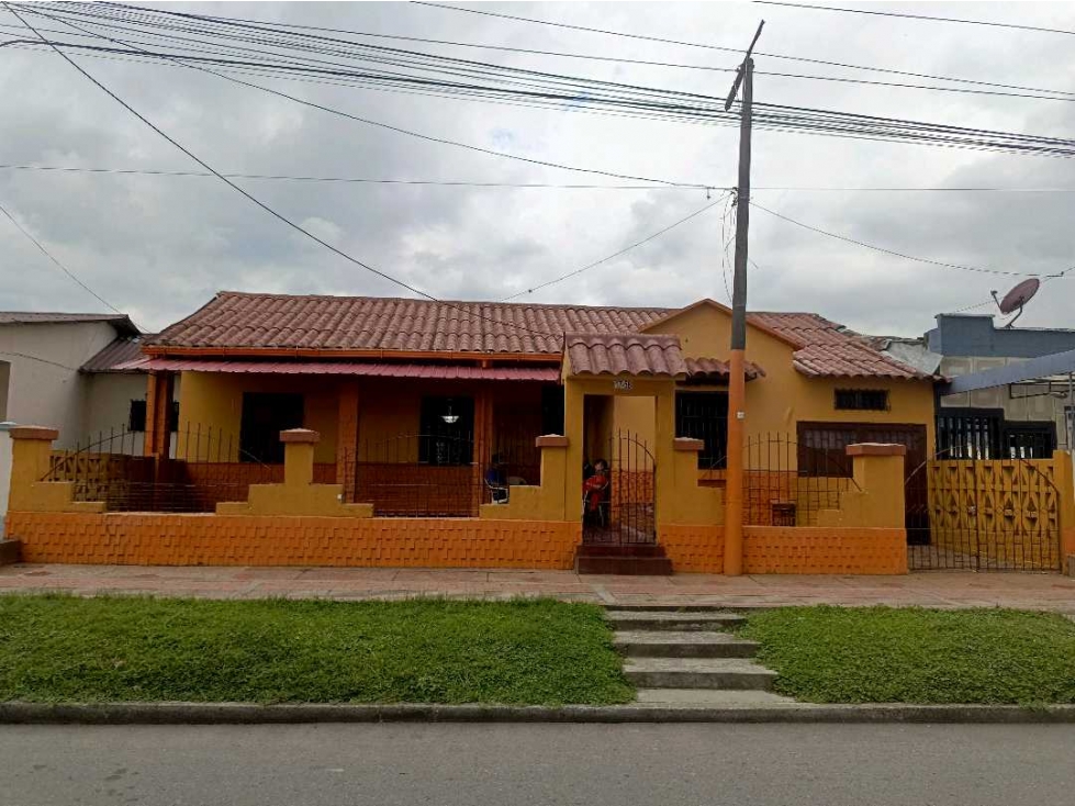 VENDO CASA SOBRE LA AV. COLON CALARCA