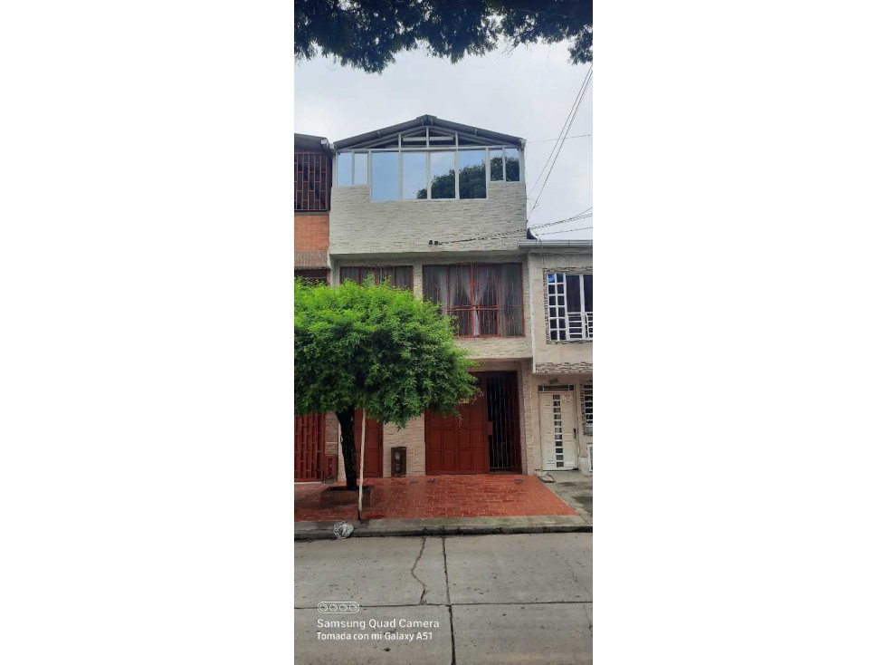 Vendo casa sur de cali barrio Aranjuez tres pisos independientes