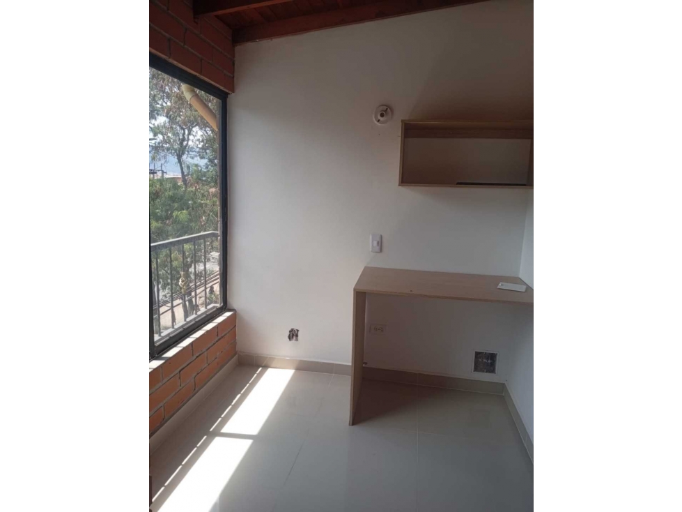VENDO CASA TERCER PISO EN PEDREGAL CERCA COMFAMA