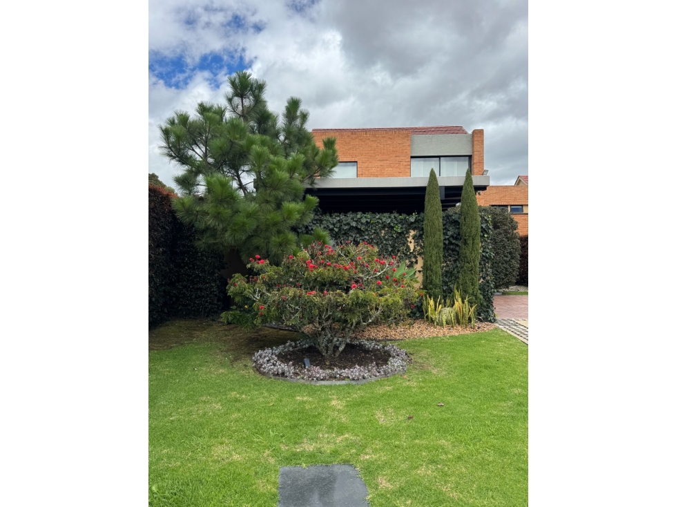 Vendo casa tipo L.en Fontanar con lote grande e independiente