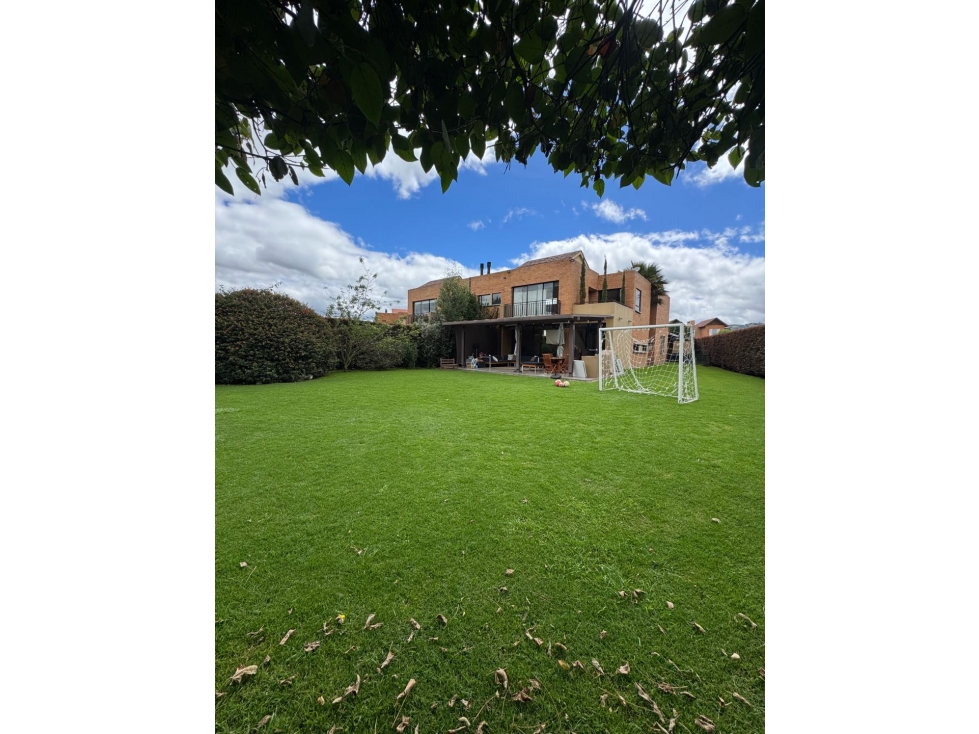 Vendo casa tipo L.en Fontanar con lote grande e independiente — foto 2