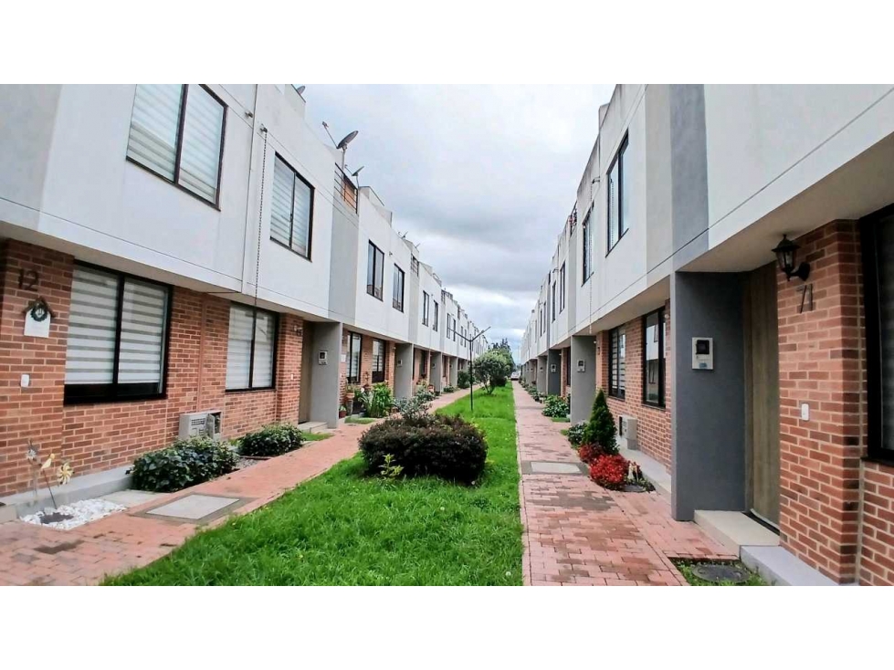 VENDO CASA DE TRES NIVELES EN CHIA CONJUNTO CERRADO .