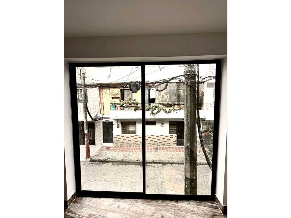 VENDO CASA UNIFAMILIAR 1Y2 PISO EN BELÉN LAS VIOLETAS-PARQUEADERO