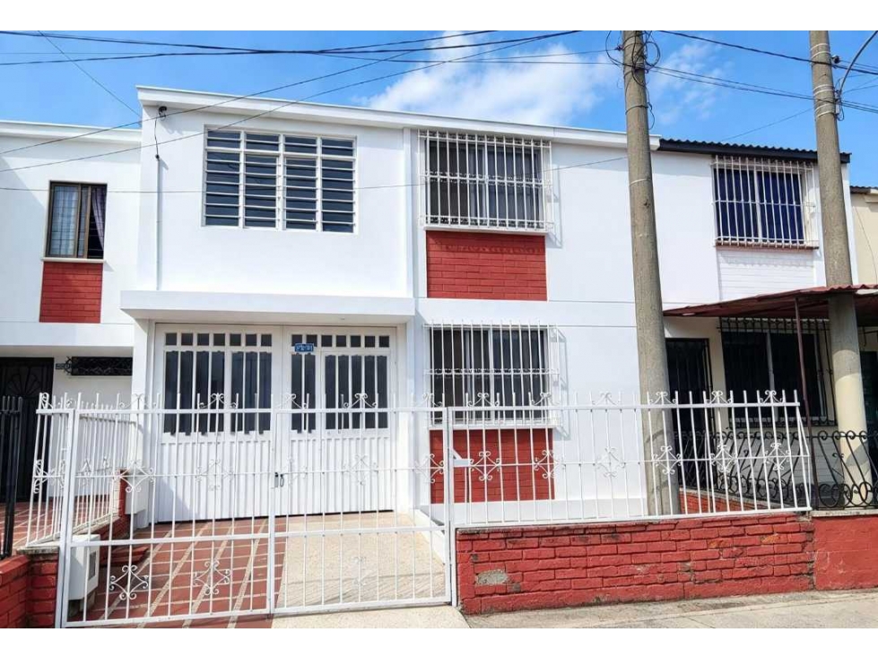 VENDO CASA UNIFAMILIAR 2 Pisos B/Los Álamos. Área 114m²