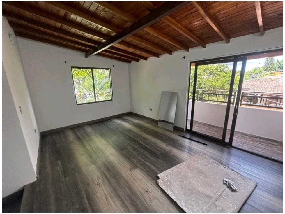 VENDO CASA UNIFAMILIAR DE TRES NIVELES EN GRATAMIRA MEDELLÍN