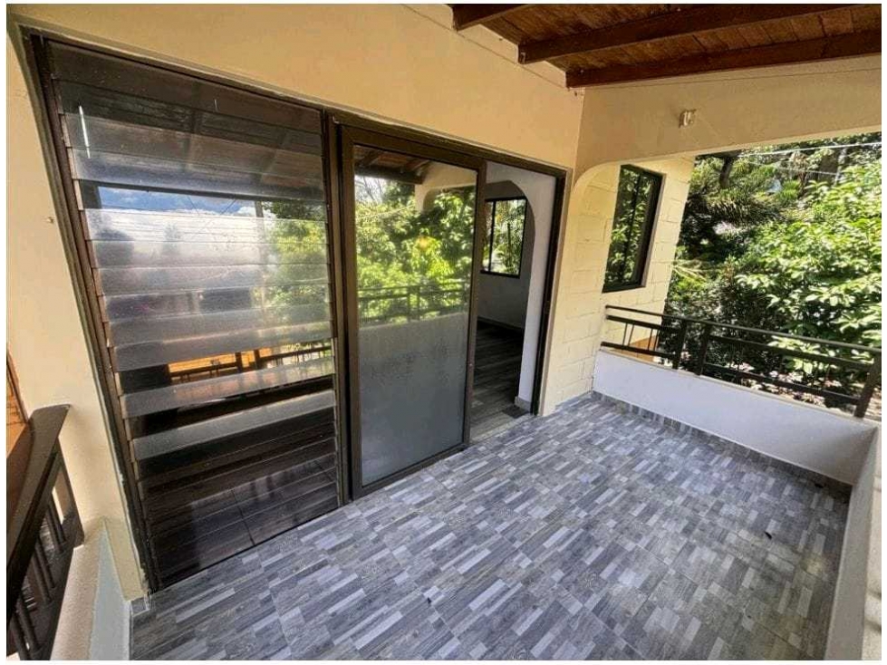 VENDO CASA UNIFAMILIAR DE TRES NIVELES EN GRATAMIRA MEDELLÍN — foto 2