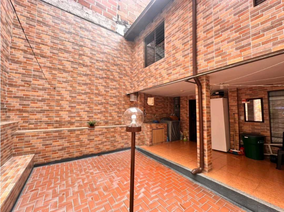 VENDO CASA UNIFAMILIAR EN BARRIO CABAÑAS, BELLO